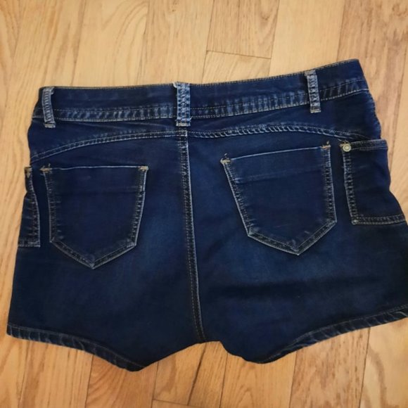 Cute High-Waisted Dark Denim Shorts - Picture 2 of 5
